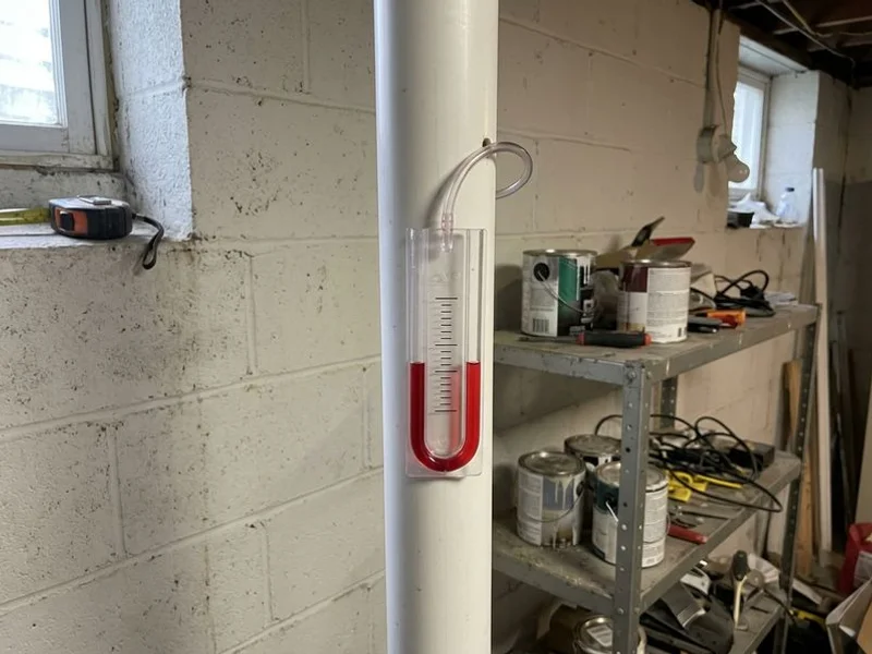 U-tube manometer with even liquid levels showing a radon system with no suction