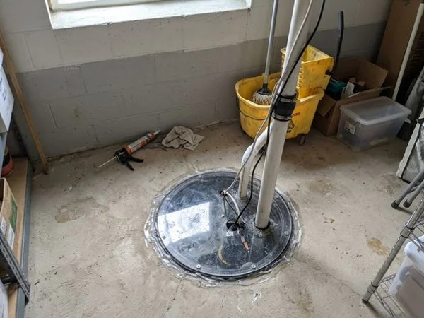 Sealed sump pit lid connected to a radon mitigation system